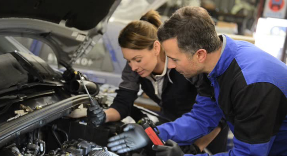 car EFI technicians test injectors